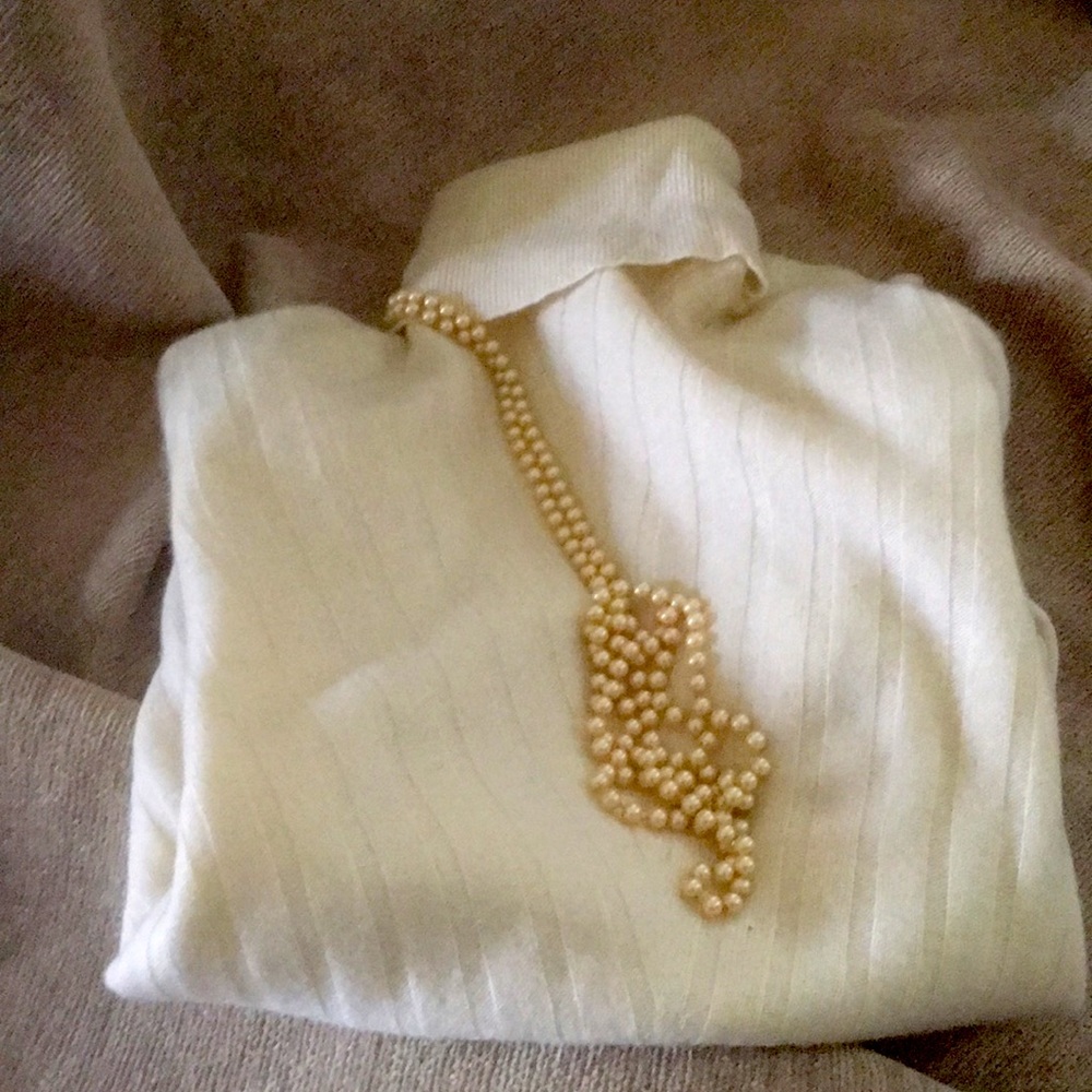 Ivory 100% cashmere turtleneck sweater